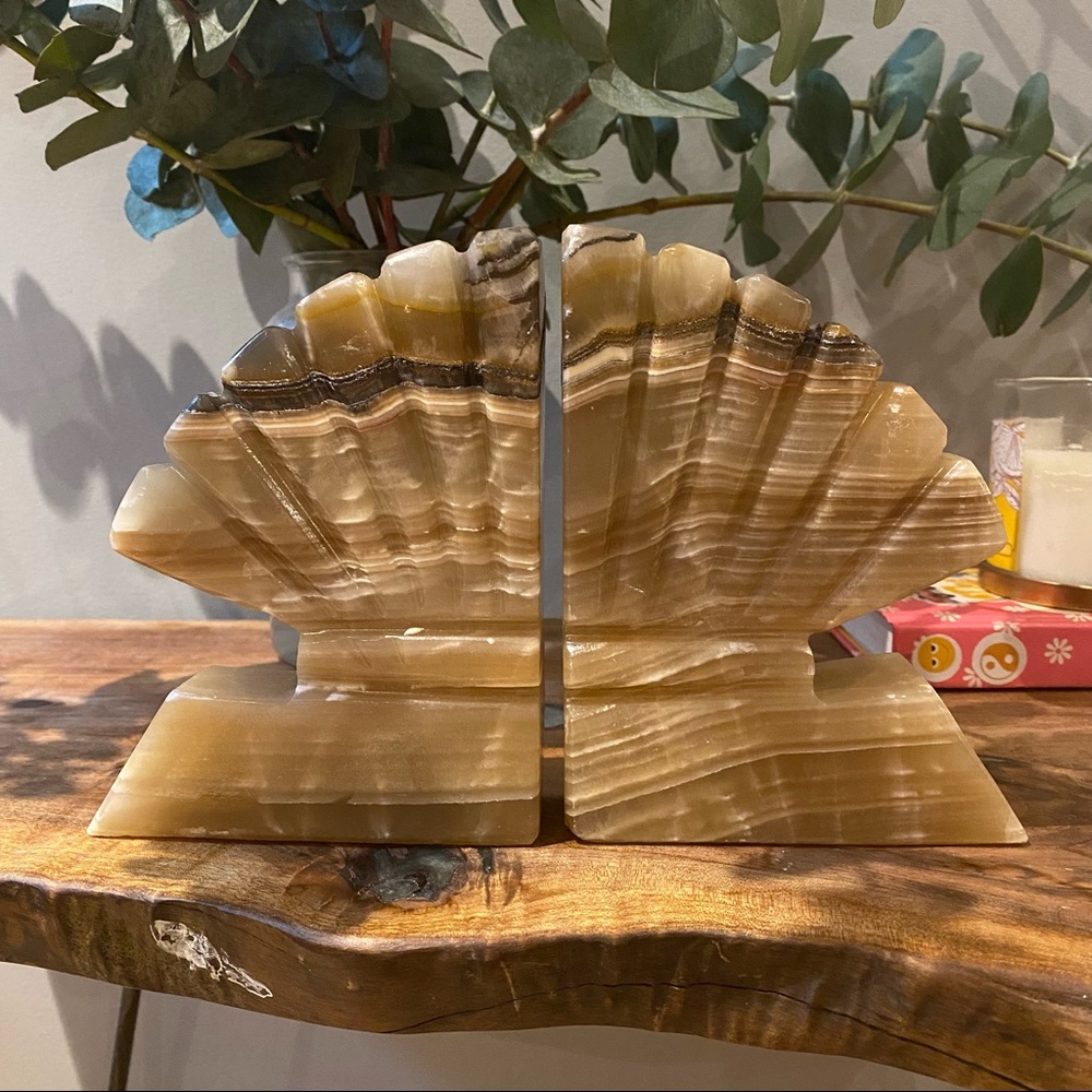 💛 VINTAGE ONYX SHELL SHAPED BOOK ENDS 💛